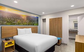 Days-Inn By Wyndham Bakersfield